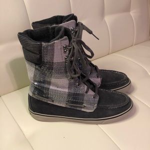 Sperry women’s gray sequin boots size 7.5.  Very cute boots.